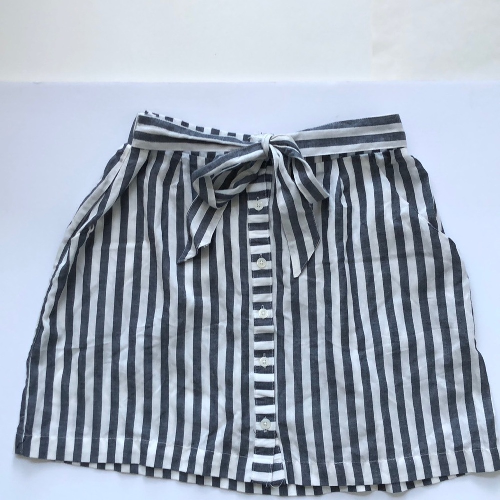 Gray and White Striped‎ Skirt Button Size M
